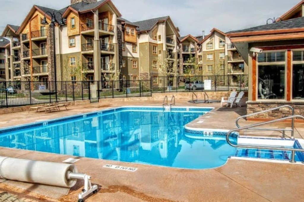 Rustic Modern 2 Bed 2 Bath With Lakeview Pool And Hot Tub Invermere Bagian luar foto