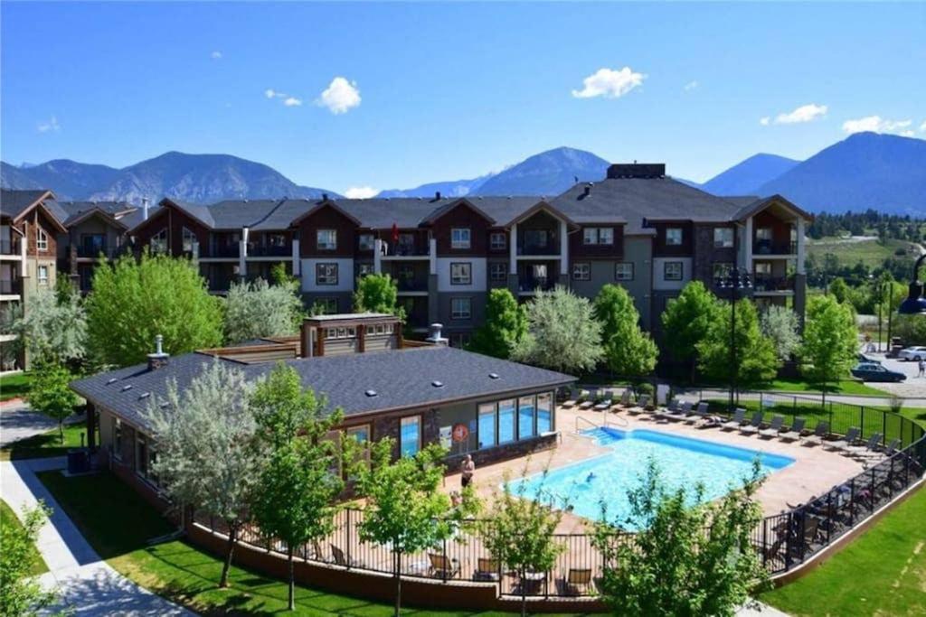 Rustic Modern 2 Bed 2 Bath With Lakeview Pool And Hot Tub Invermere Bagian luar foto