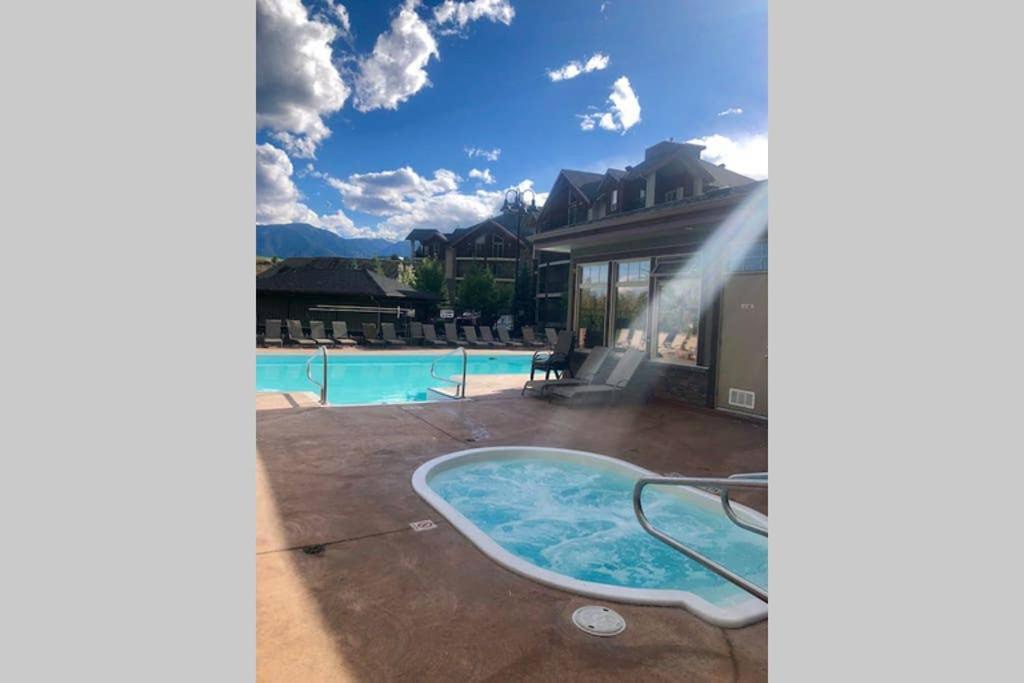 Rustic Modern 2 Bed 2 Bath With Lakeview Pool And Hot Tub Invermere Bagian luar foto